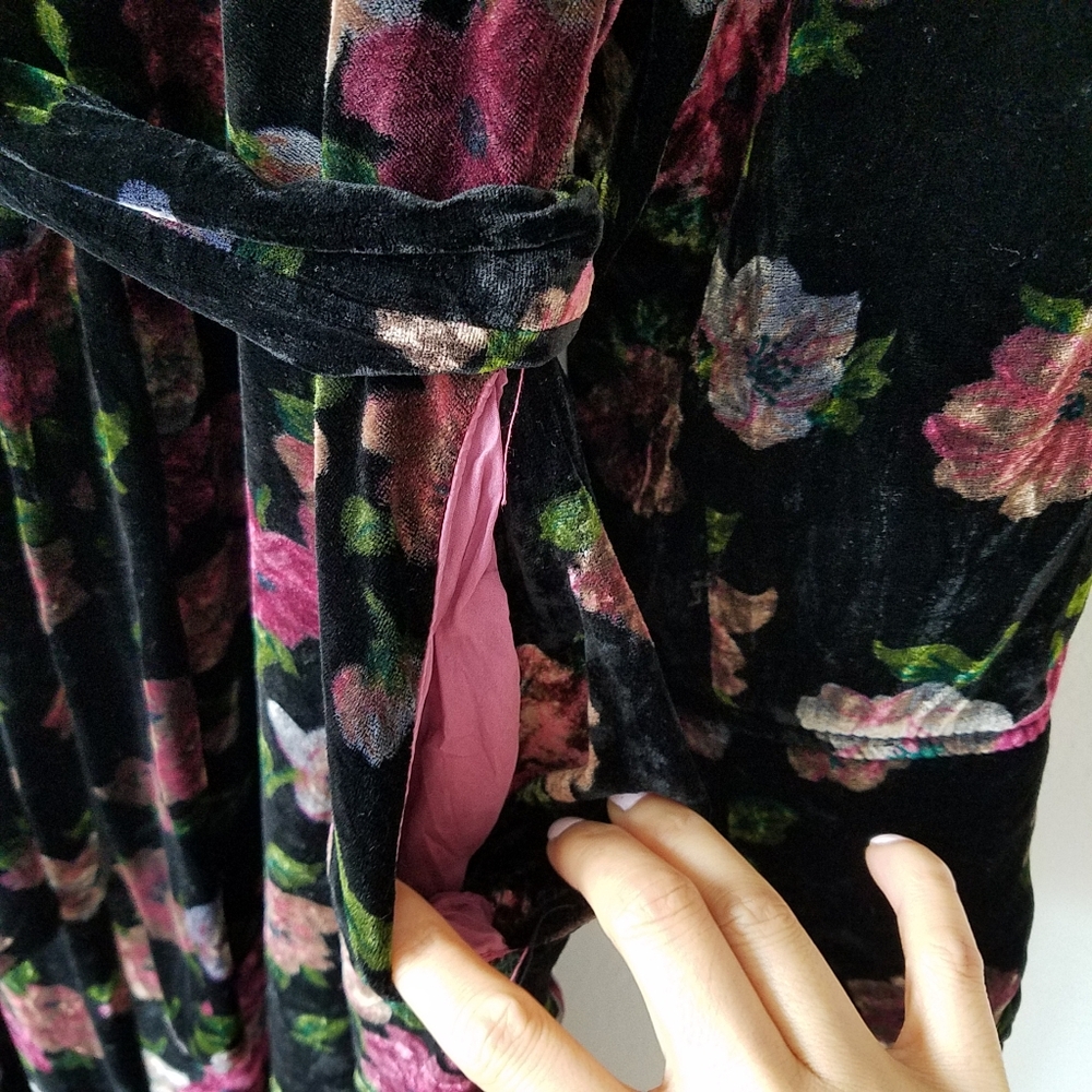 Vintage 1970's Georgette Trabolsi Floral Velvet Shawl Collar Robe - Picture 12 of 16
